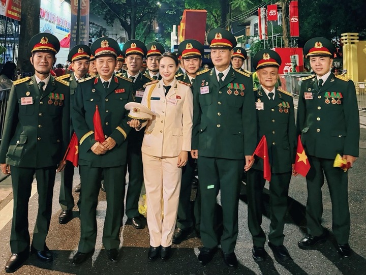 Bảo Thanh mặc quân phục công an
