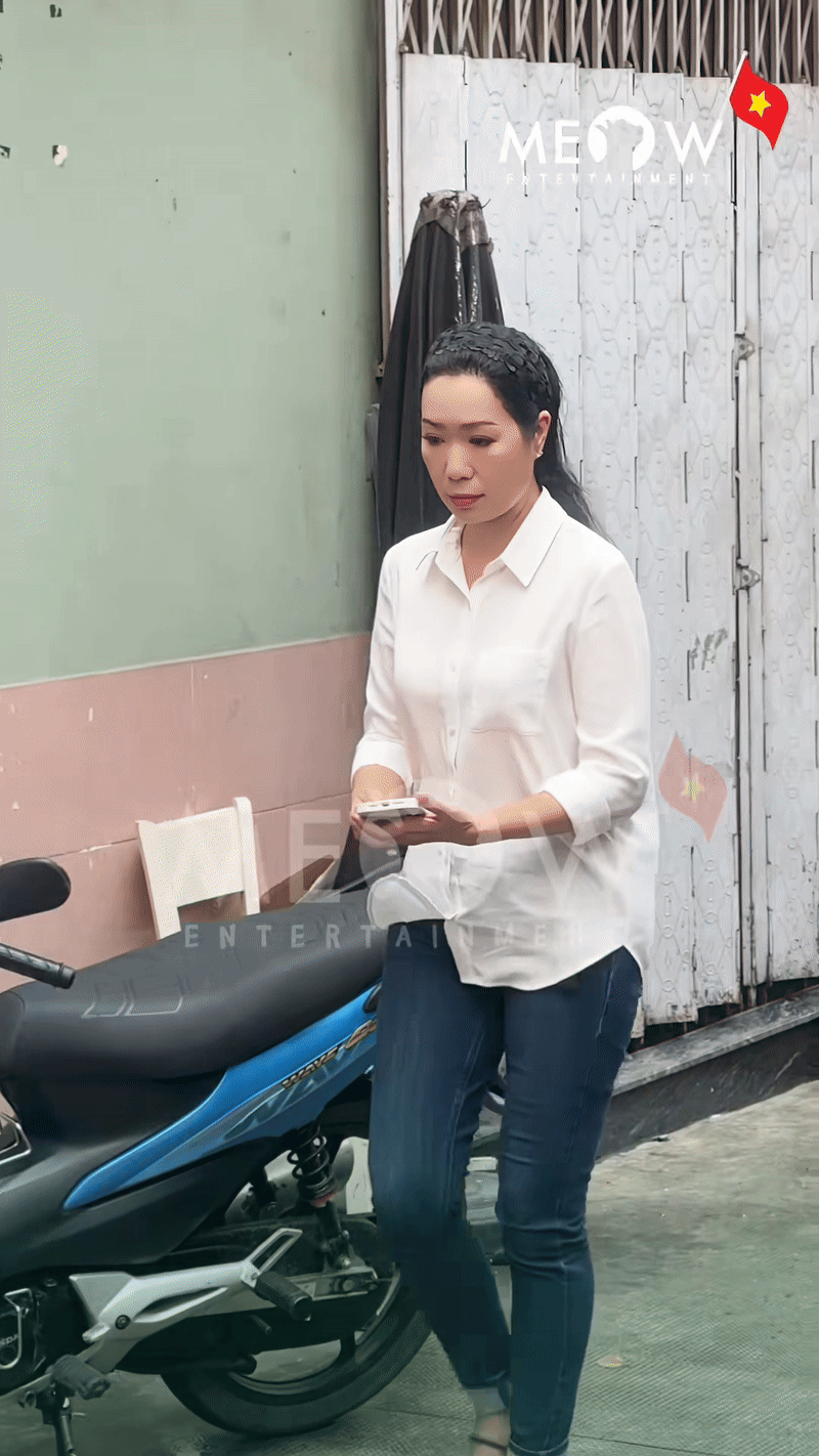 Nghệ sĩ Hữu Châu tại lễ viếng
