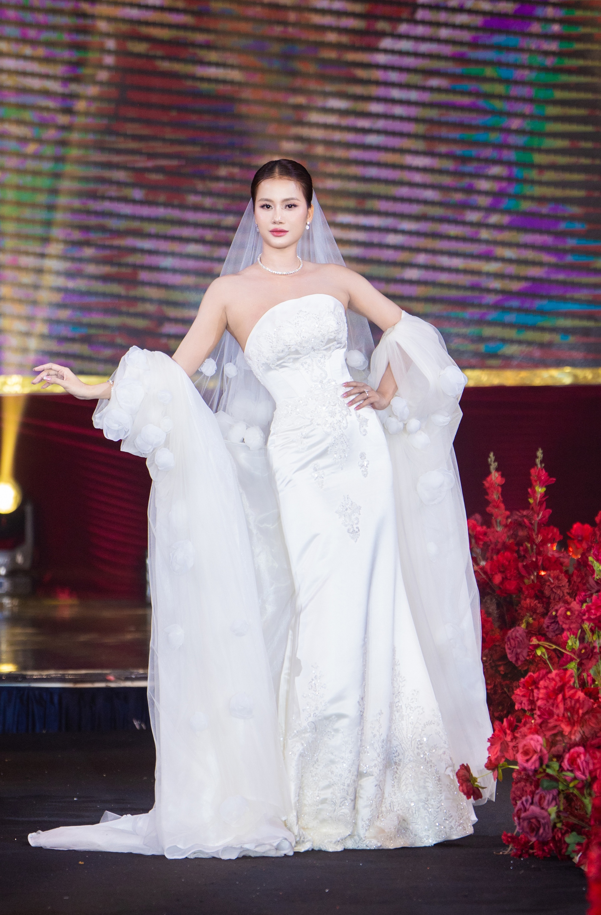 Á hậu Hương Ly rạng rỡ trong trang phục cô dâu