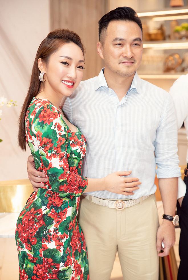 Nam nghệ sĩ thể hiện tình cảm với vợ