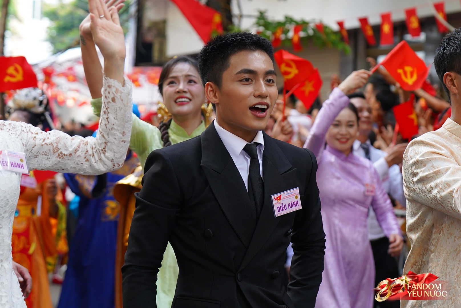 Nghệ sĩ MONO phấn khởi tại lễ diễu hành 2/9