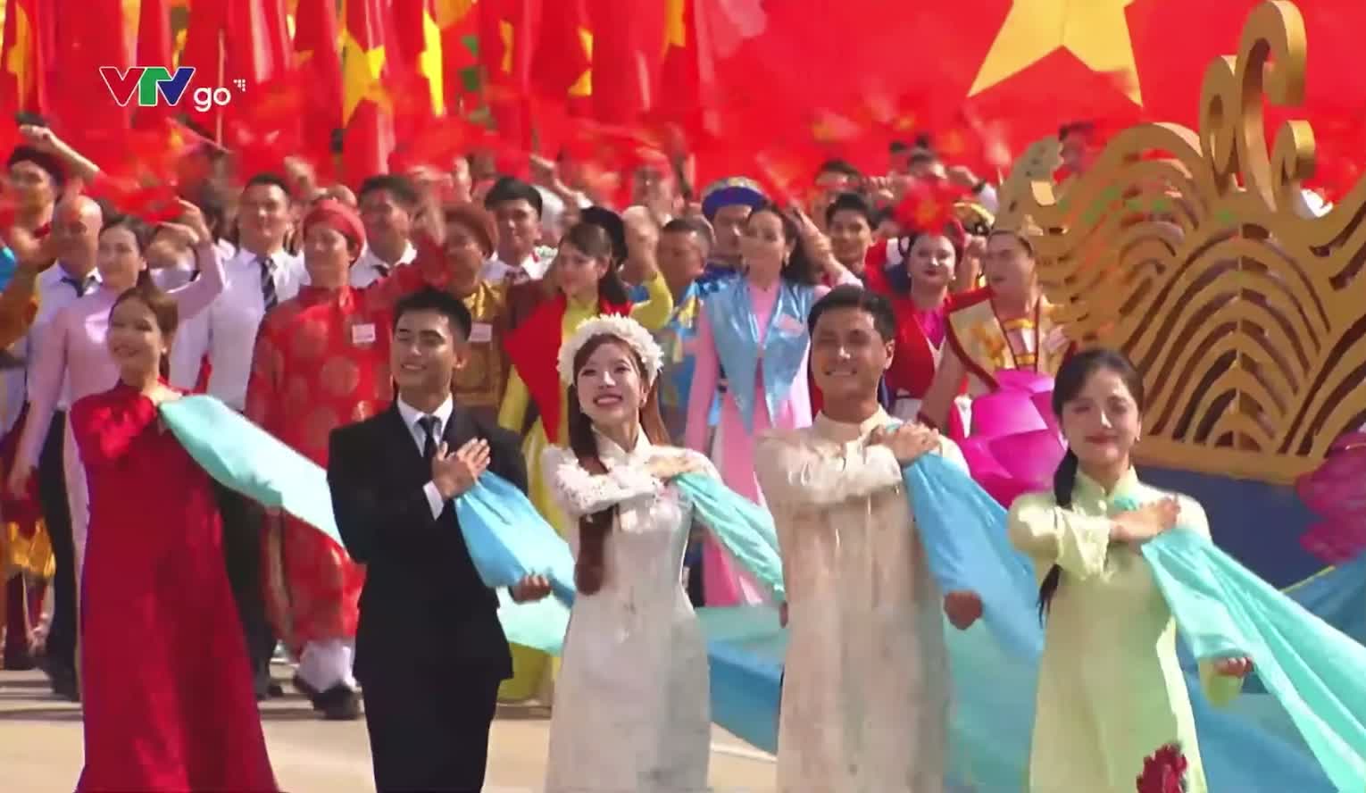 Khối nghệ sĩ diễu hành 2/9