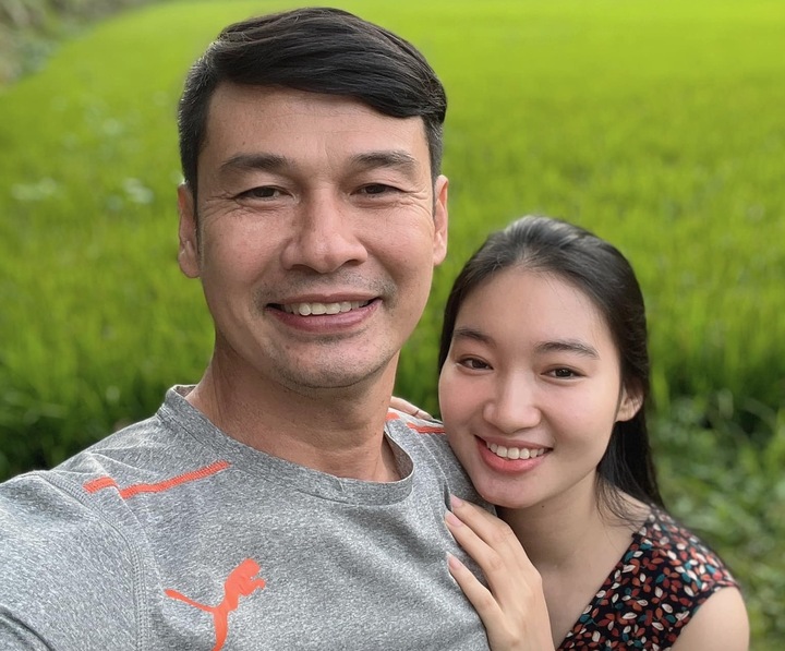 Tiết Cương và bà xã kém 26 tuổi. Tiết Cương bên vợ