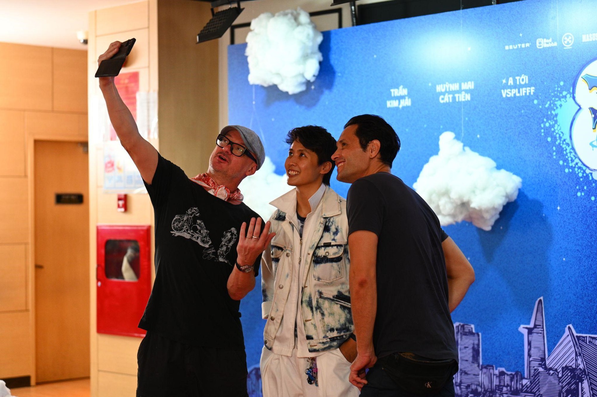 Dàn diễn viên phim Đợi Gì, Mơ Đi! trên thảm đỏ