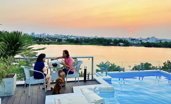 Biệt thự bề thế, lộng lẫy như lâu đài của gia đình Việt Hương