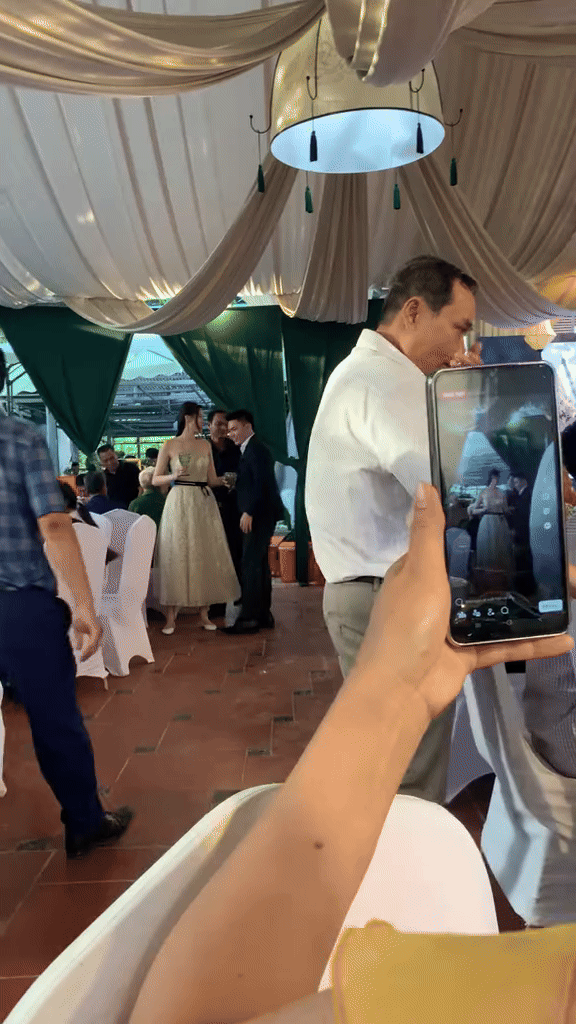 Bố Đỗ Hà dẫn con gái chú rể chào từng bàn khách