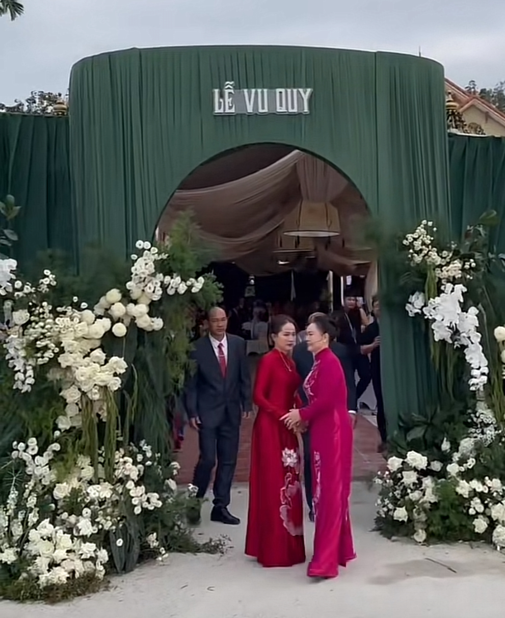 Hai bà sui nắm tay thân thiết thể hiện mối quan hệ hai nhà