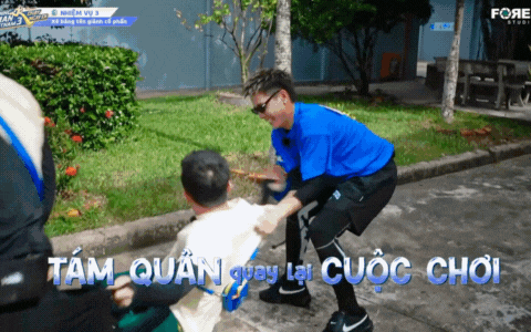 Trấn Thành bị Quân A.P xé bảng tên từ phía sau