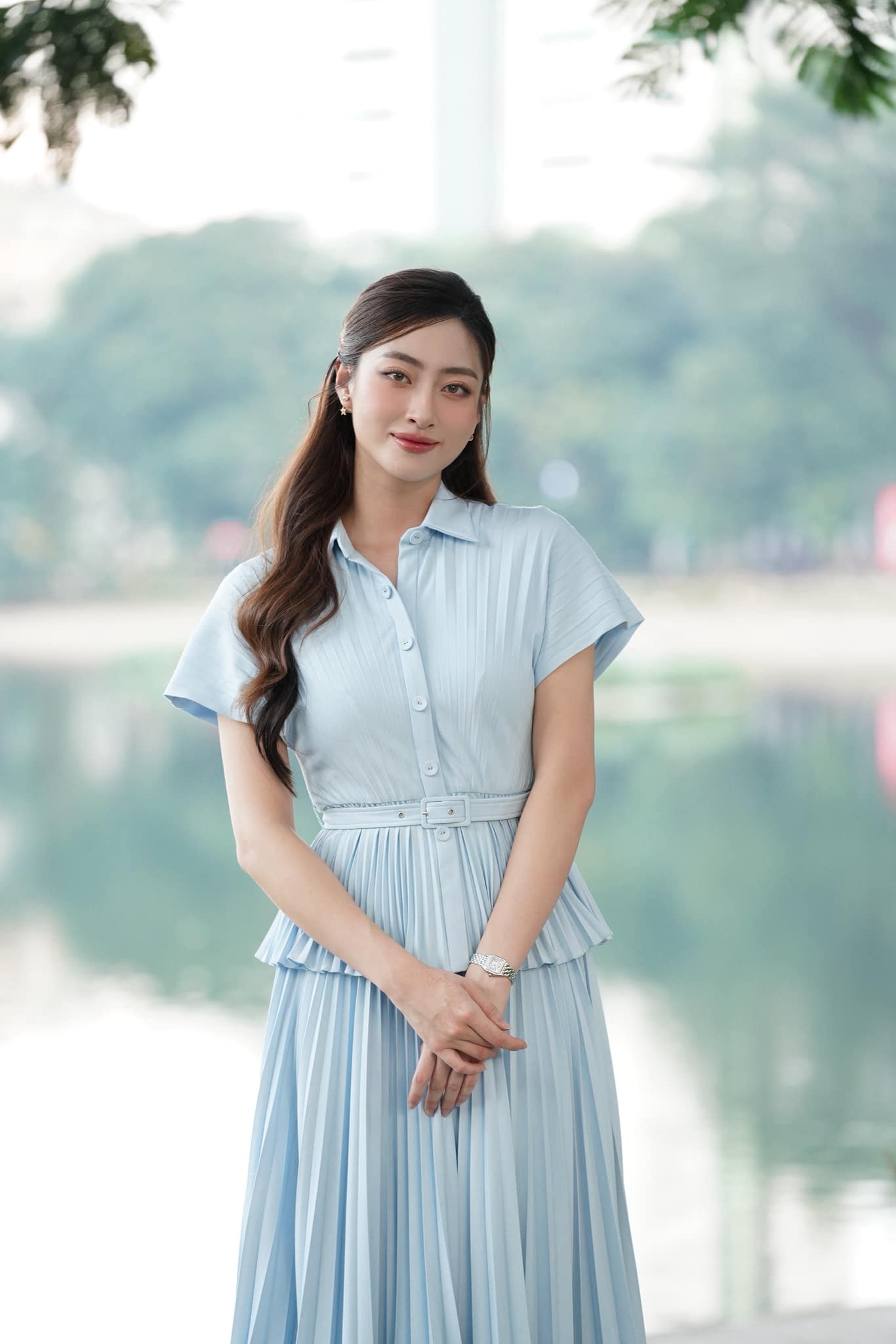 Hình ảnh nắm tay tình tứ được cho là của Lương Thuỳ Linh và bạn trai Bàn tay đeo đồng hồ nắm chặt nhau