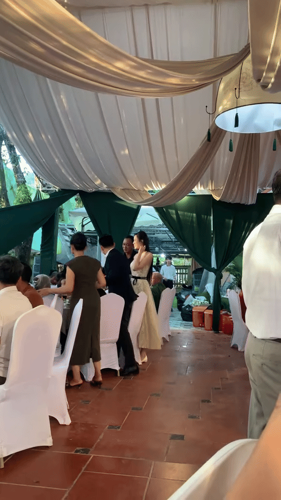 Cặp đôi lễ phép bắt tay khách mời