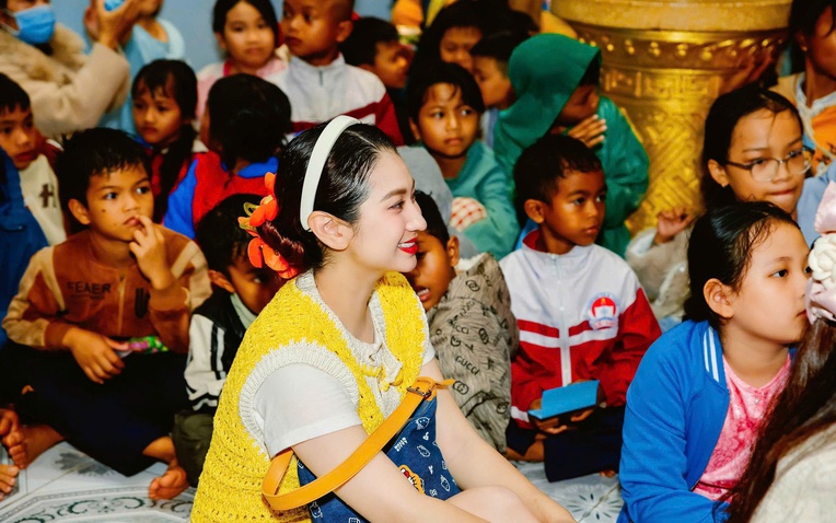 Cao Mỹ Kim trao 1.000 phần quà dịp Tết Trung Thu- Ảnh 1. Cao Mỹ Kim trao quà Tết Trung Thu