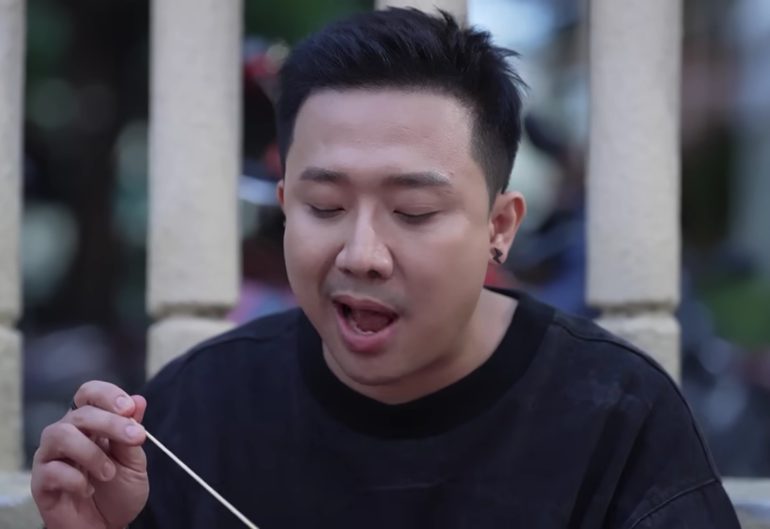 Trấn Thành ngồi ăn phá lấu giản dị bên vỉa hè