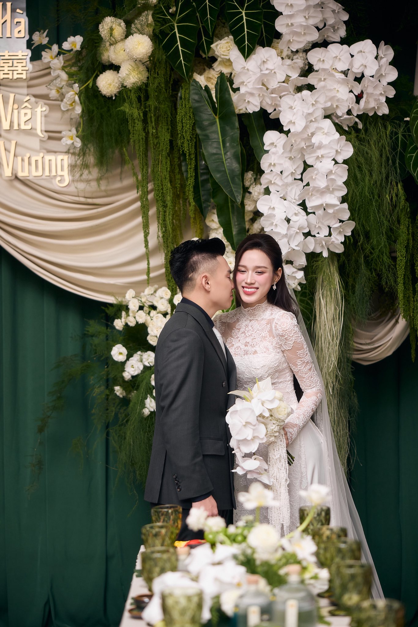 Vợ chồng Hoa hậu Đỗ Hà tình tứ trong lễ đón dâu