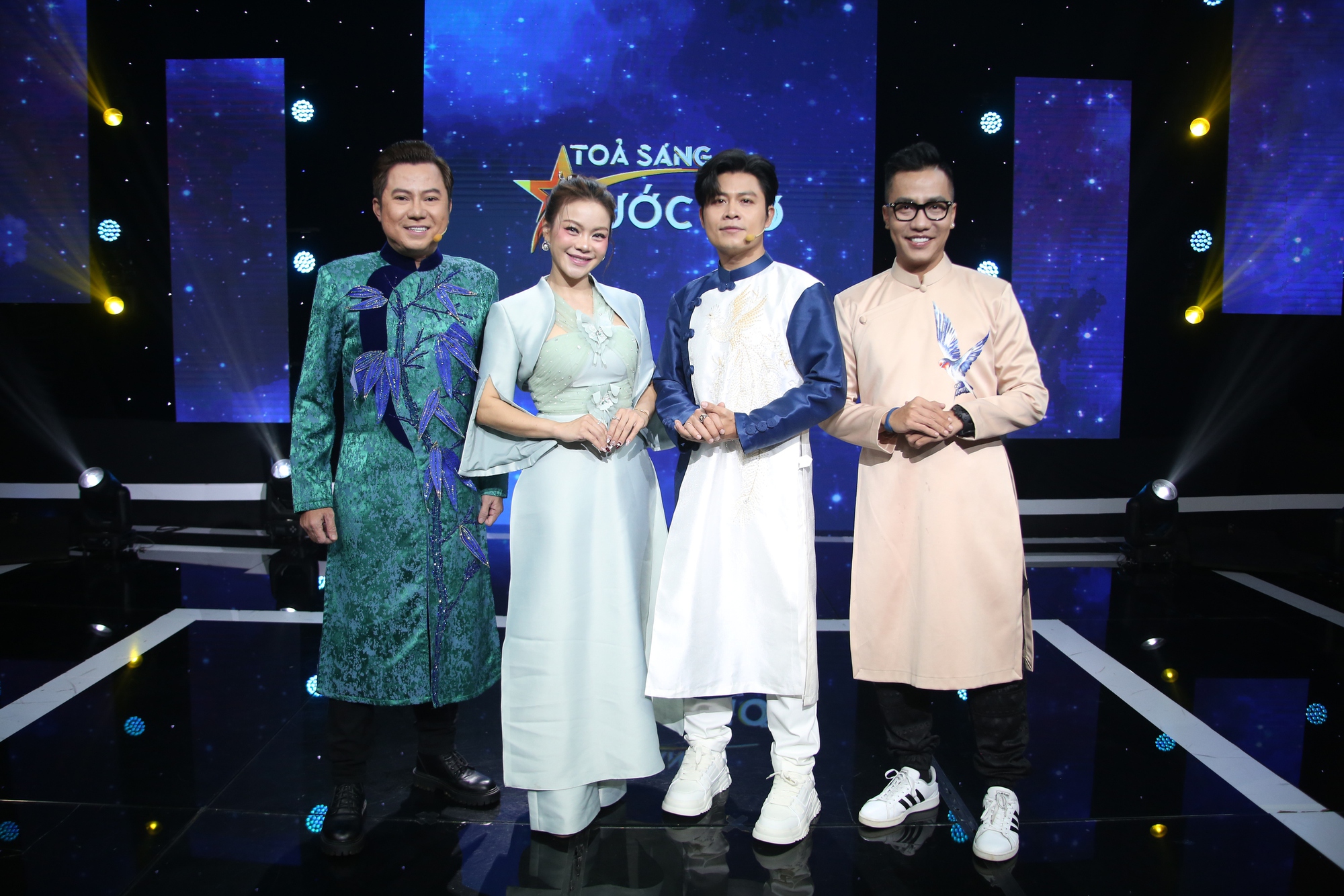 Bộ ba giám khảo chương trình cùng MC