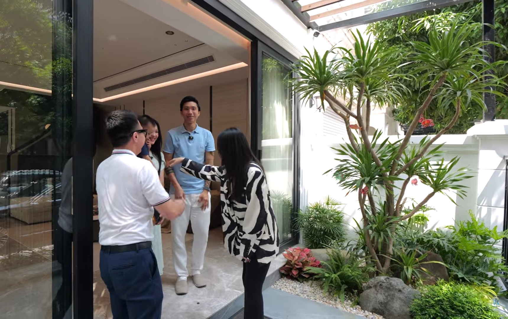 Cửa biệt thự Đoàn Văn Hậu