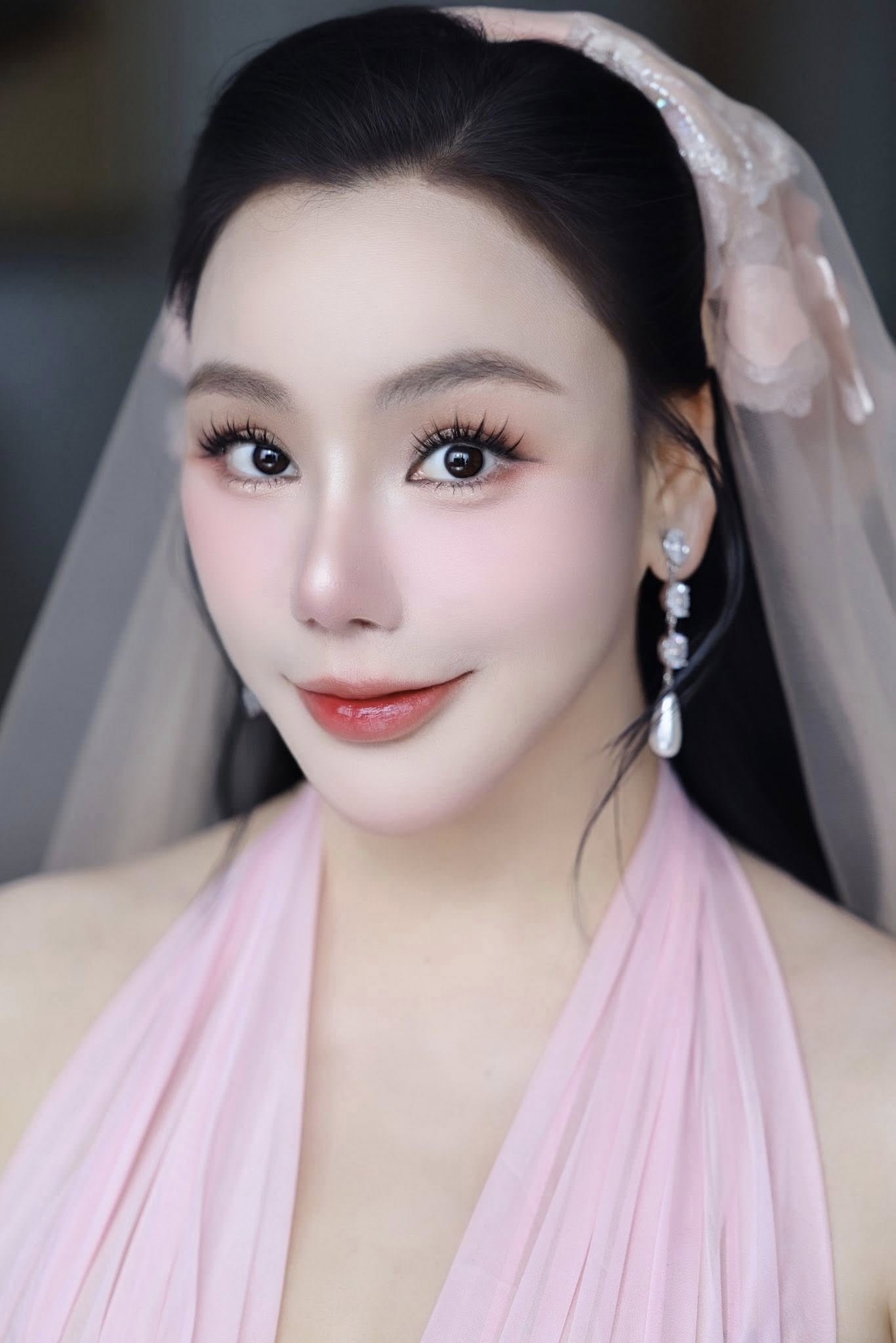 Biệt thự màu trắng rộng lớn ngập tràn cây xanh