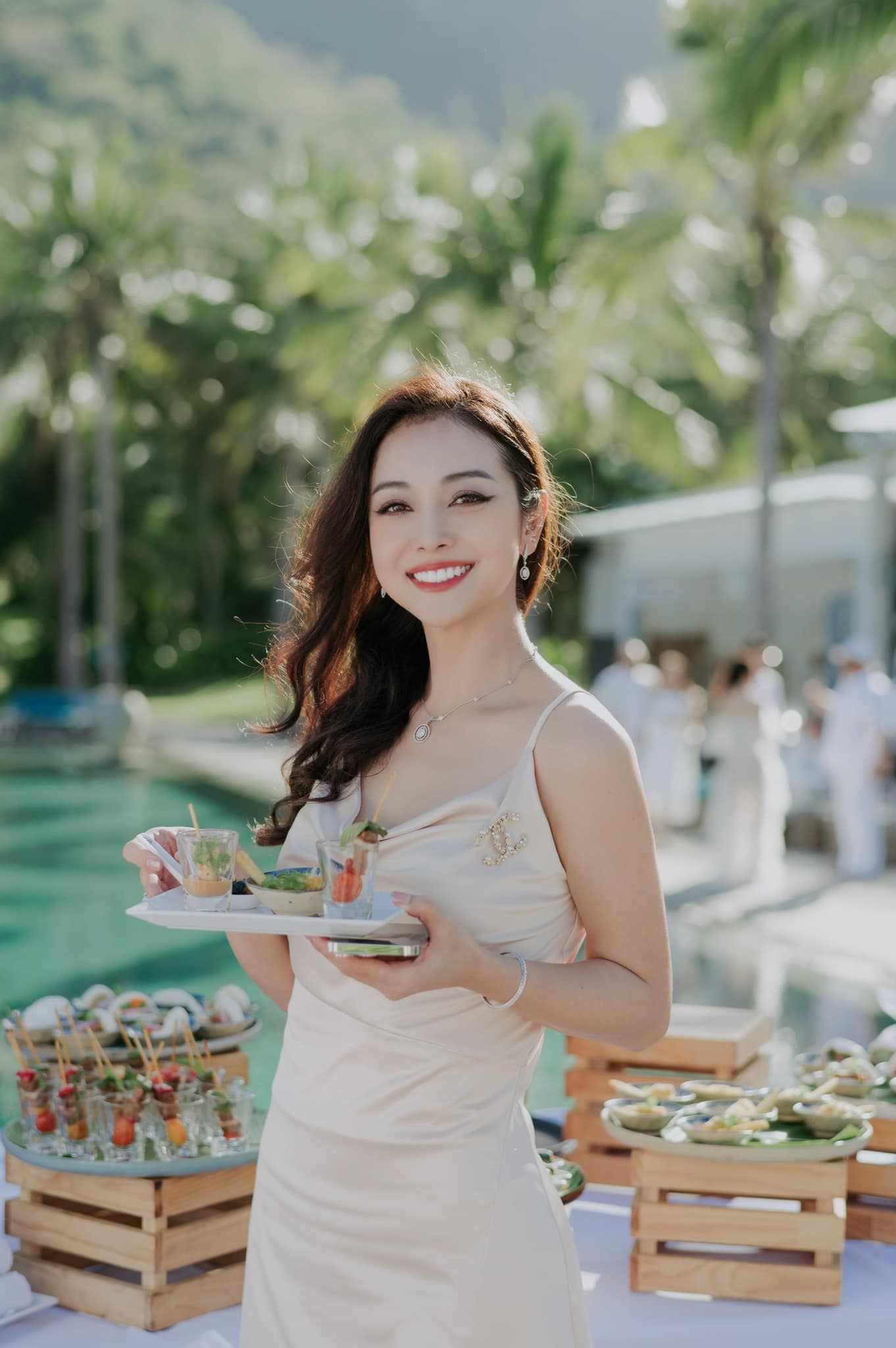 Phong cách thời trang sang trọng của Jennifer Phạm