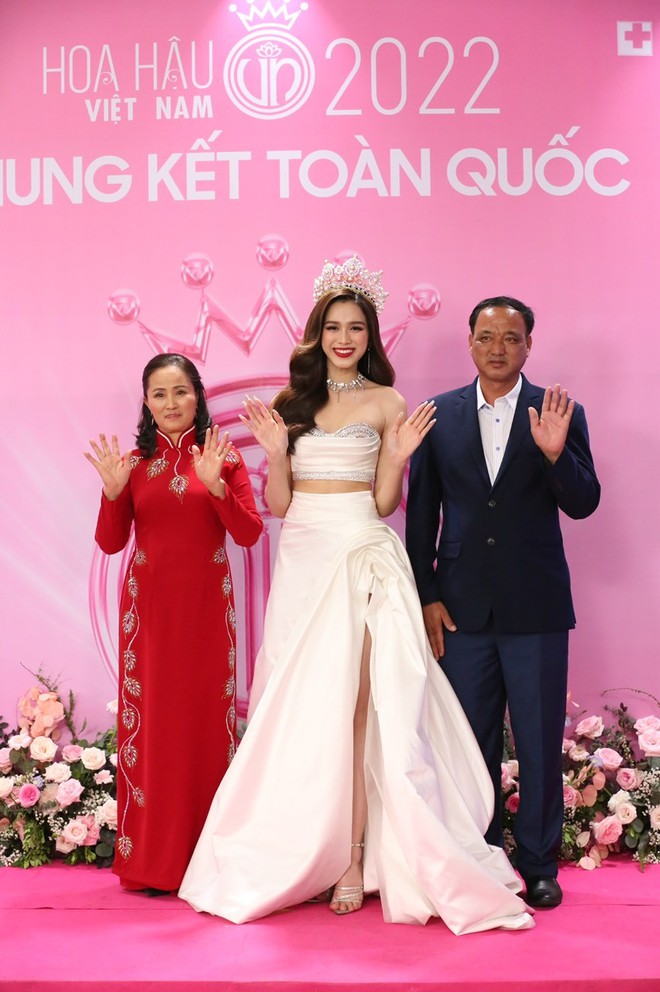Bố mẹ luôn góp mặt trong những ngày đặc biệt của Đỗ Hà