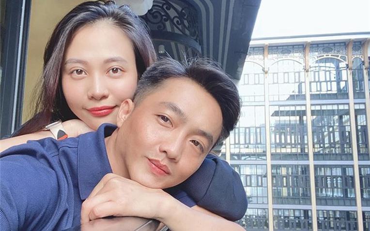 Cường Đô La giơ nắm đấm khi Đàm Thu Trang đang ngủ