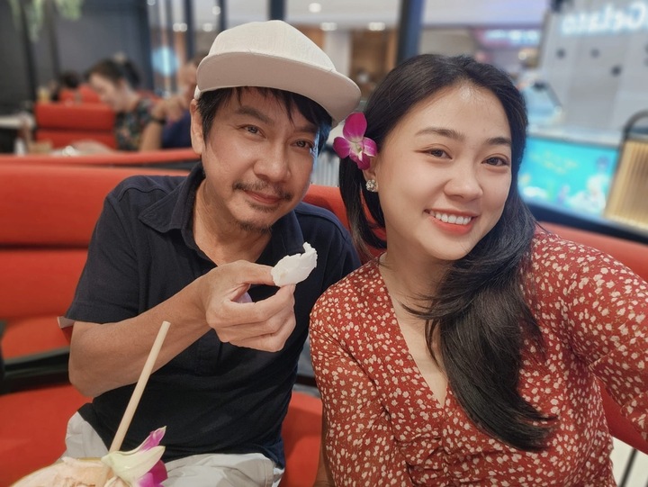 Danh hài từng trắng tay khi ly hôn, giờ viên mãn bên vợ kém 29 tuổi- Ảnh 4. Lê Huỳnh có cuộc sống viên mãn cùng vợ trẻ