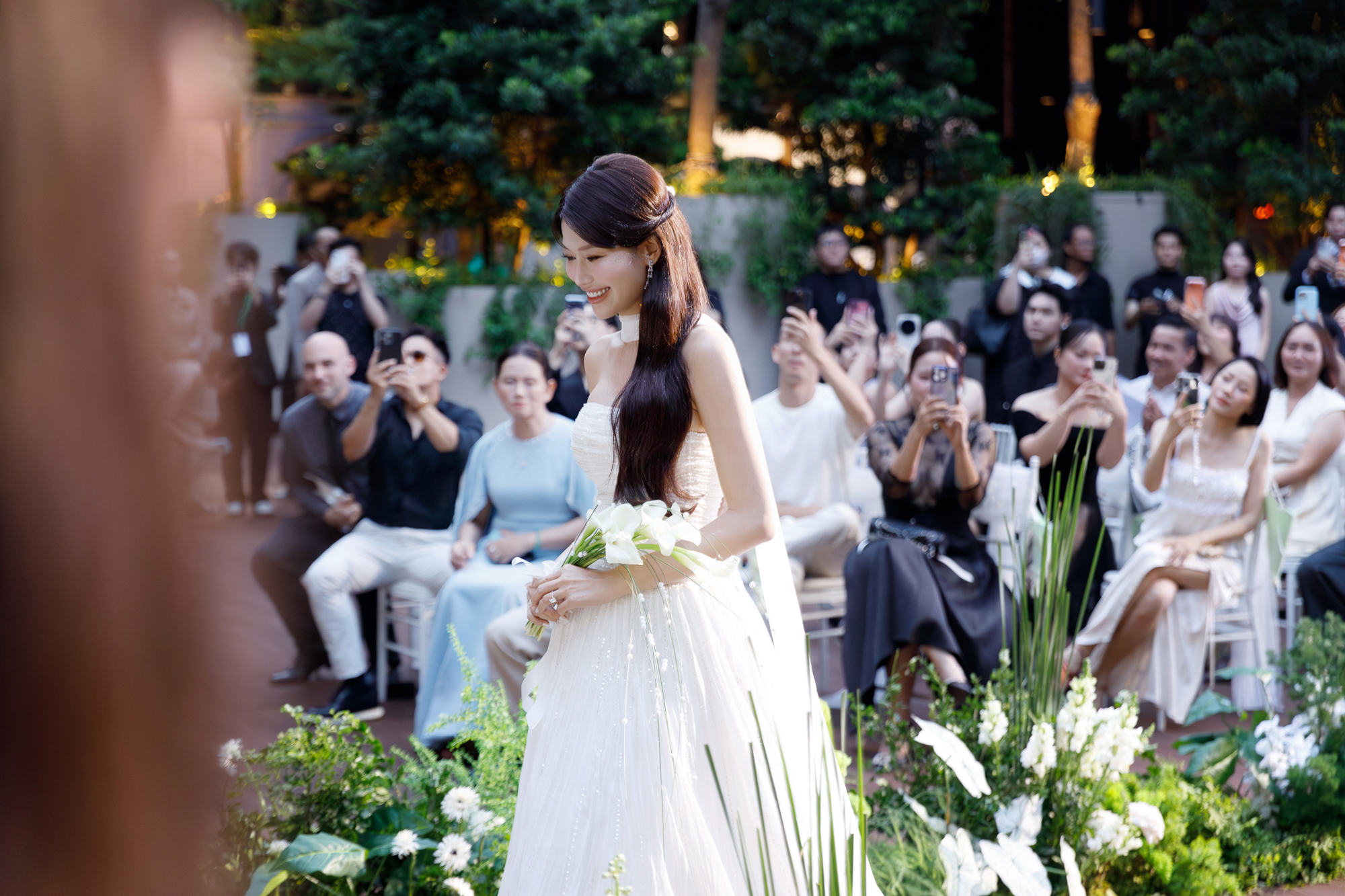 Cô dâu chào đón khách mời