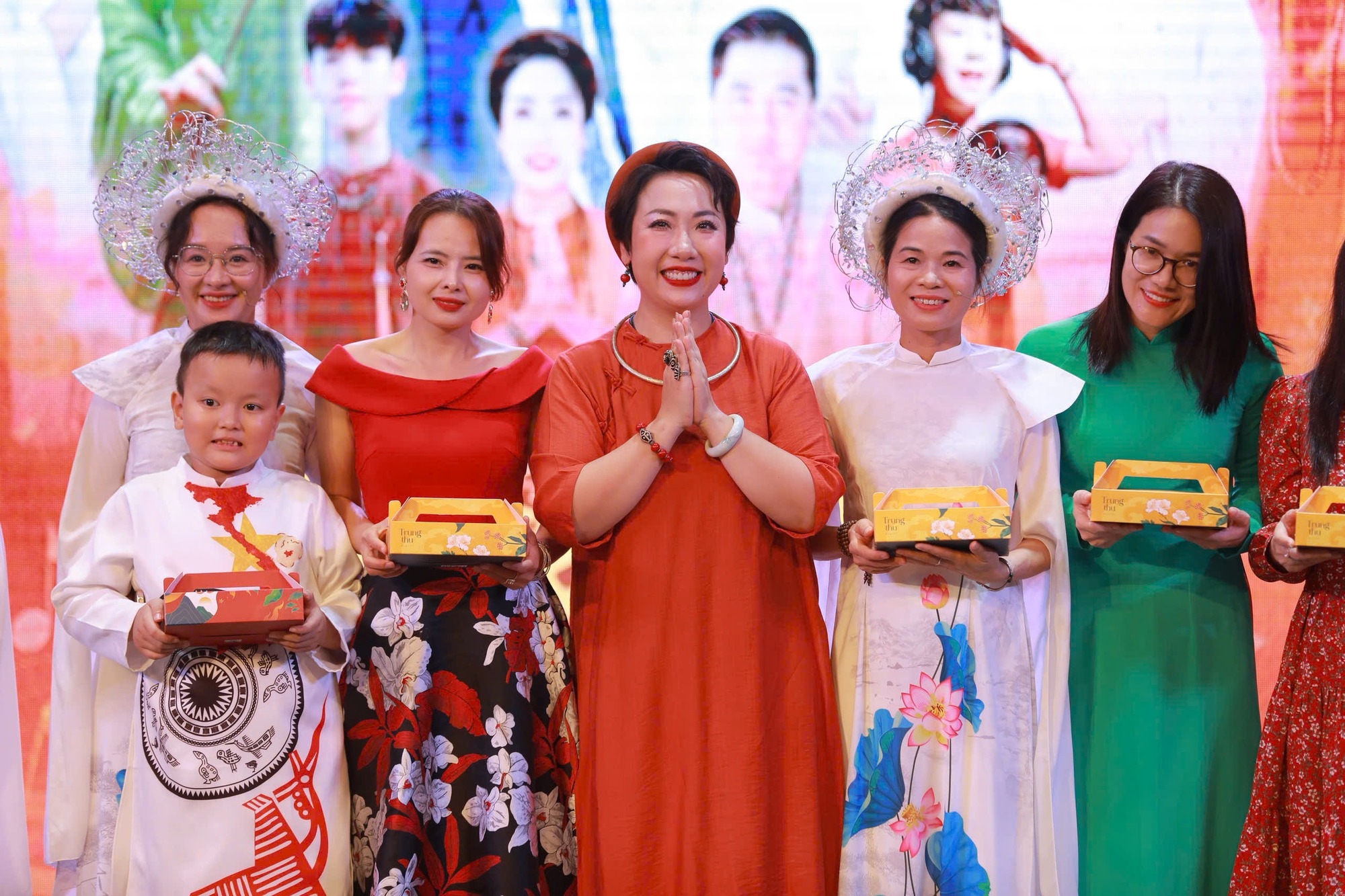 Ca sĩ Hiền Anh cùng nghệ sĩ khác