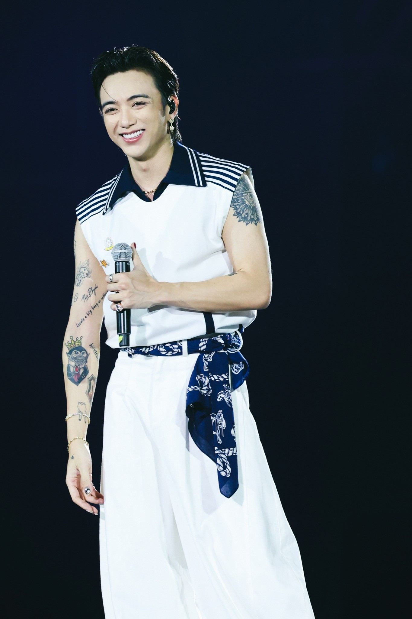 Fan cổ vũ bằng lightstick vàng cho Soobin