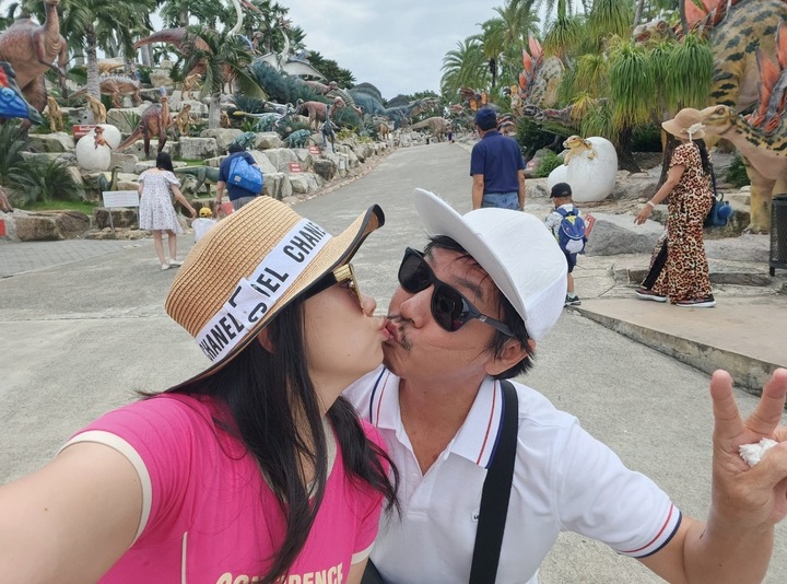 Danh hài từng trắng tay khi ly hôn, giờ viên mãn bên vợ kém 29 tuổi- Ảnh 3. Cuộc sống hạnh phúc của Lê Huỳnh bên vợ trẻ