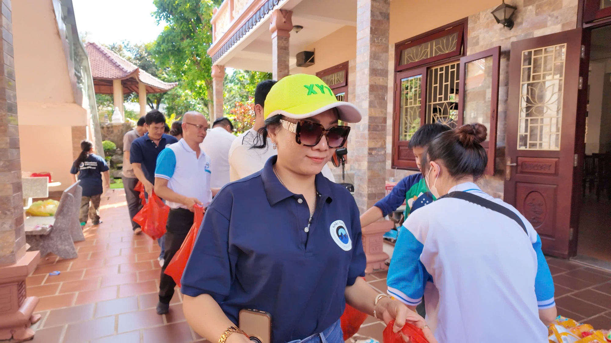 Cao Mỹ Kim trao 1.000 phần quà dịp Tết Trung Thu- Ảnh 5. Nữ ca sĩ cùng nhóm bạn trao quà trung thu