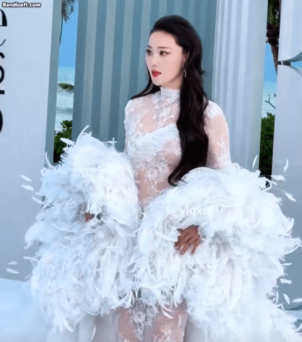 Trương Hinh Dư tỏa sáng trong bộ đồ nặng 12,5kg Bộ trang phục bó sát và khăn choàng lông vũ của Trương Hinh Dư