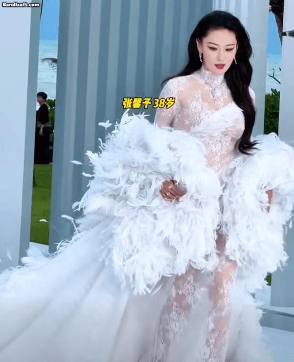 Vẻ ngoài trẻ trung và khí chất thời thượng của Trương Hinh Dư Trương Hinh Dư trẻ đẹp và gợi cảm tại sự kiện