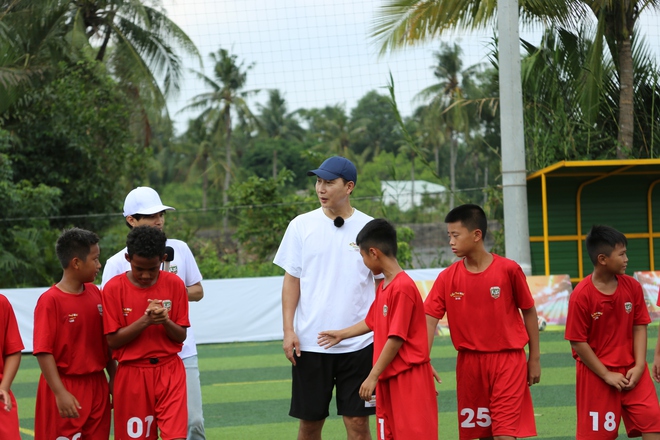 HLV Kim Sang Sik HLV Kim Sang Sik đang huấn luyện