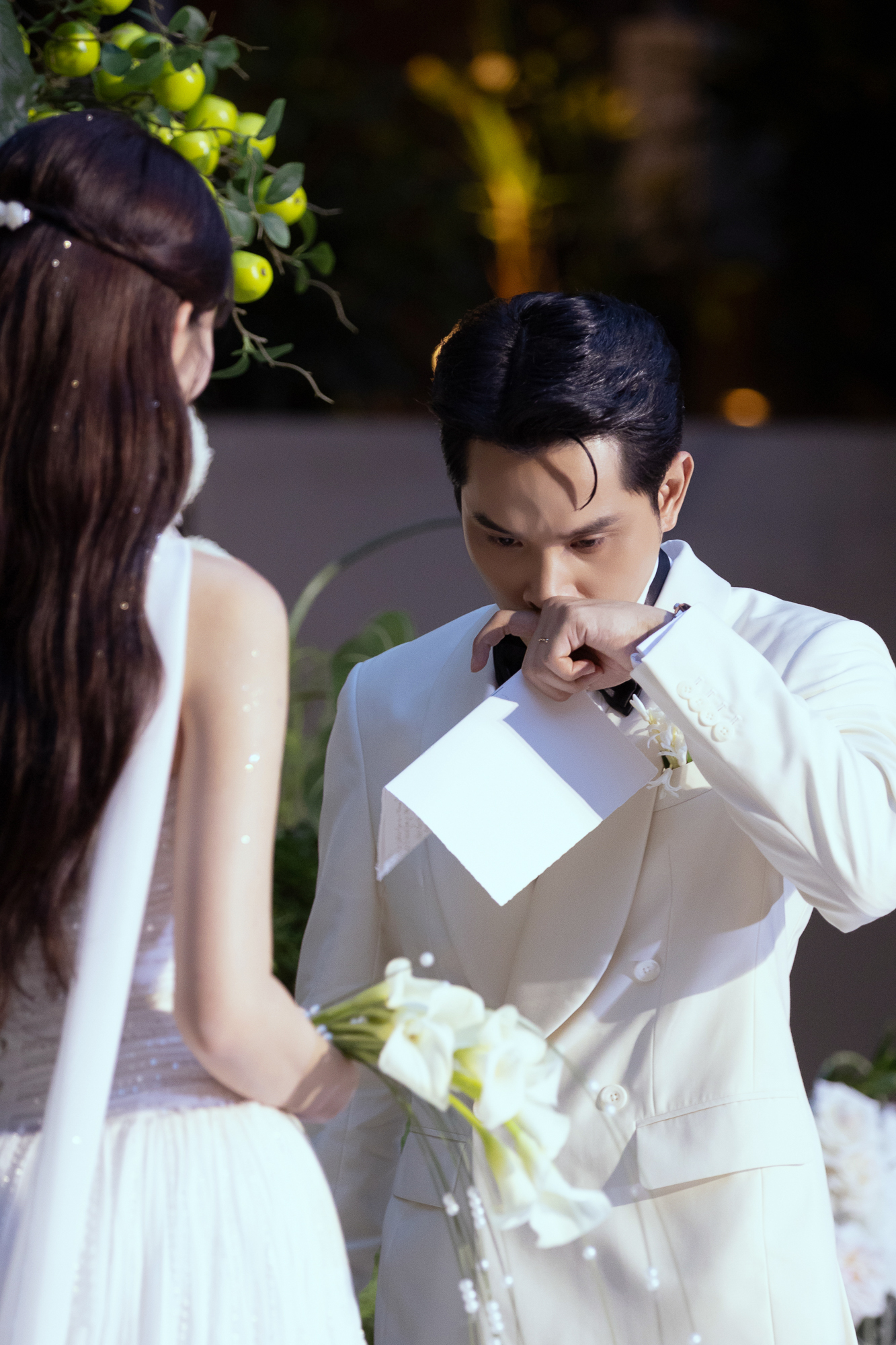 Chú rể xúc động trong lễ cưới