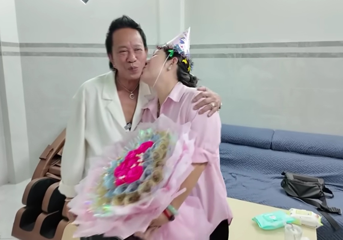 Bảo Chung bên cạnh vợ trẻ
