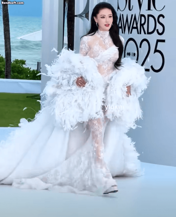 Trương Hinh Dư thu hút sự chú ý với visual nổi bật Trương Hinh Dư tại sự kiện với vẻ ngoài trẻ đẹp và gợi cảm