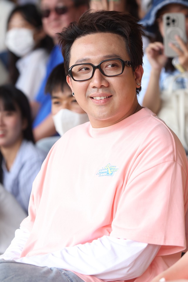 Trấn Thành trong buổi họp báo với diện mạo tròn trịa