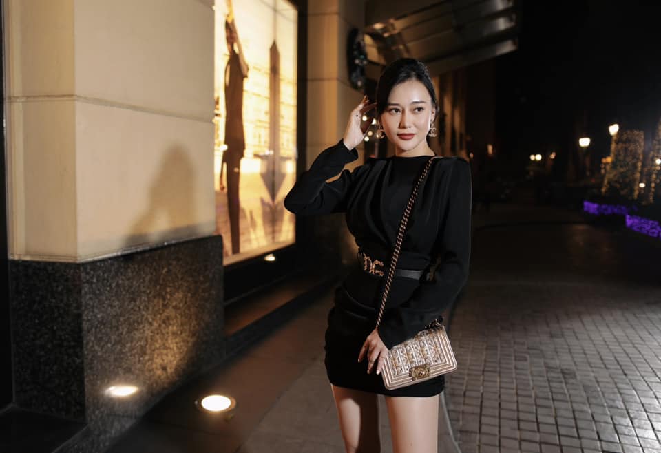 Túi Chanel nhỏ gọn, phom cổ điển với logo vàng