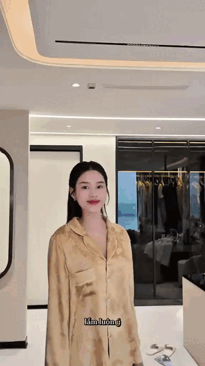 Phòng tắm với gạch vân đá và đèn LED
