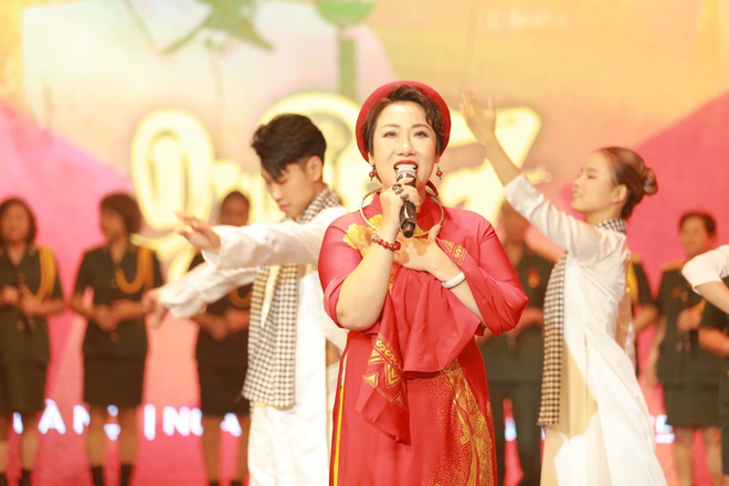 Sao Mai Hiền Anh và dàn nghệ sĩ gạo cội trên sân khấu