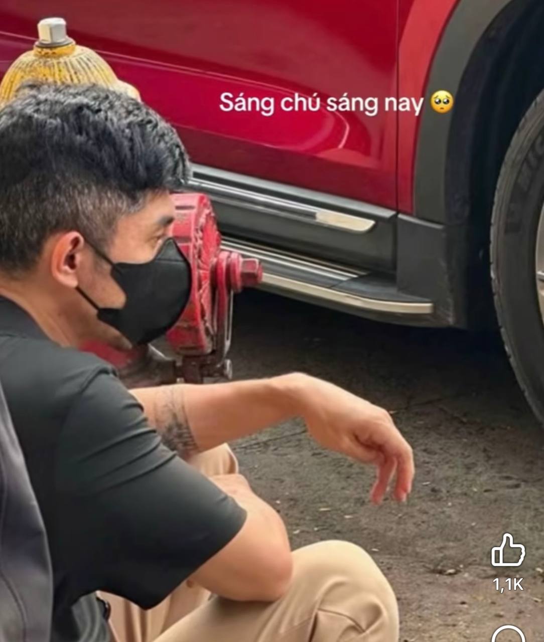 Lương Bằng Quang đeo khẩu trang kín mít, ngồi một mình bên đường