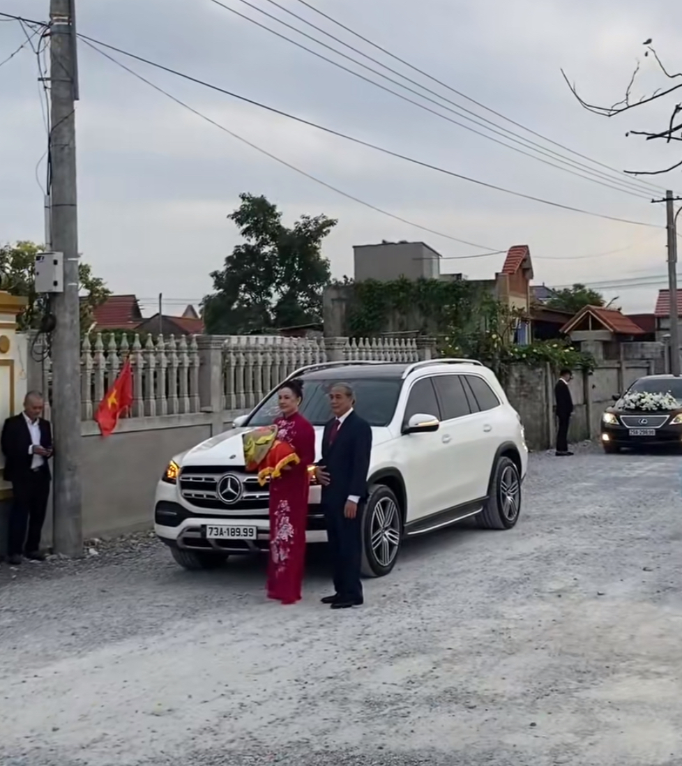 Mẹ chú rể Viết Vương mang nón lá xin dâu