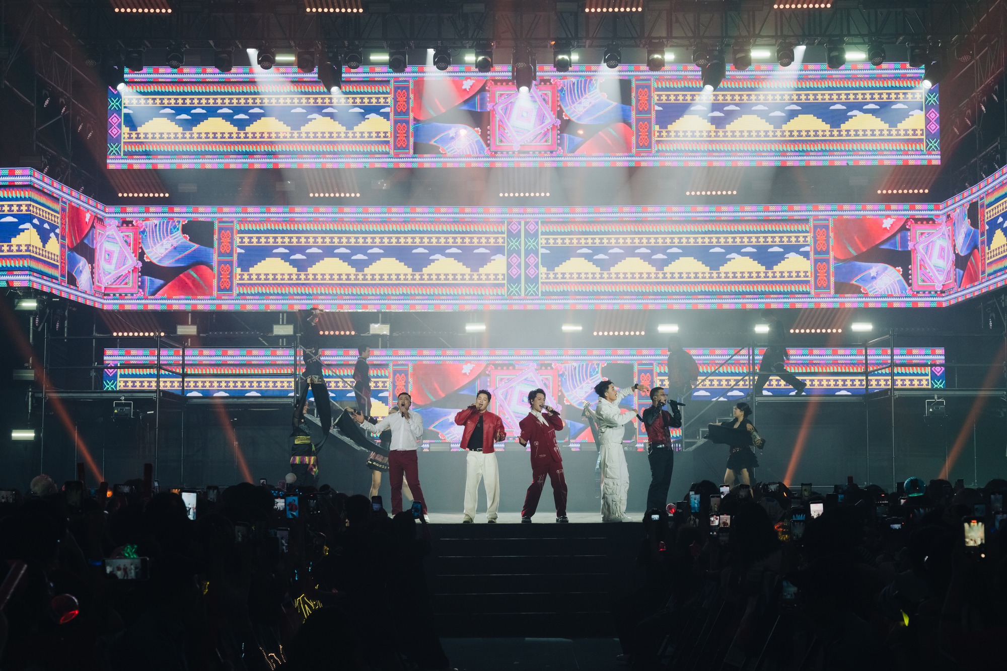 Hành động kỳ lạ của Tự Long trên sân khấu