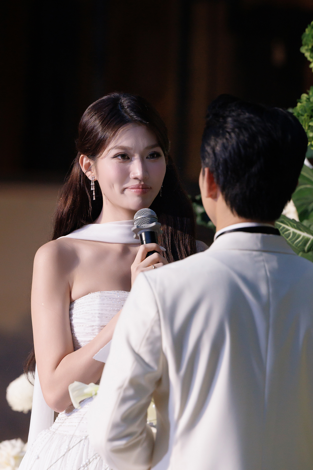 Cô dâu xúc động trong lễ cưới