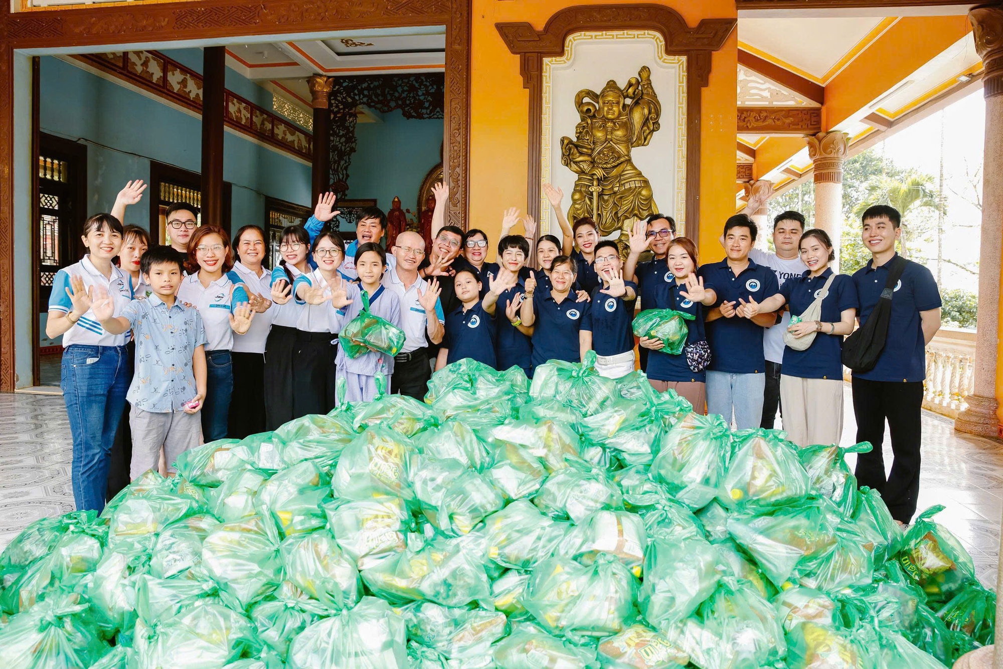 Cao Mỹ Kim trao 1.000 phần quà dịp Tết Trung Thu- Ảnh 2. Trao quà cho thiếu nhi dịp Trung Thu