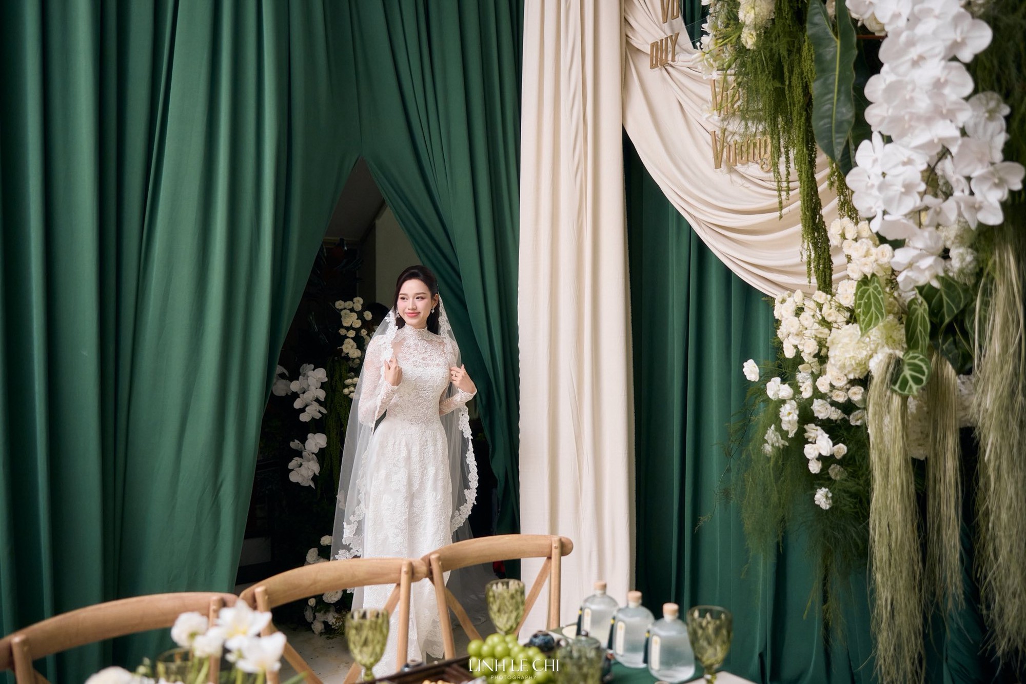 Hoa hậu Đỗ Hà diện áo dài cưới kín đáo, thanh lịch trong ngày cưới