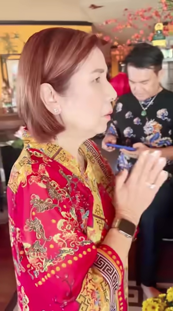 Nghệ sĩ Phượng Mai làm lễ cúng Tổ tại dinh thự