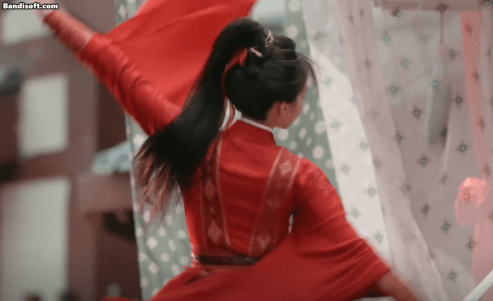 Tống Thiến múa kiếm trong phim