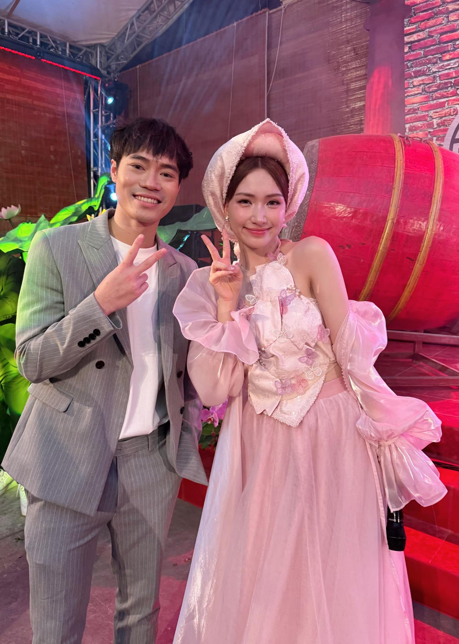 Tình bạn gắn bó của Hòa Minzy và Văn Toàn