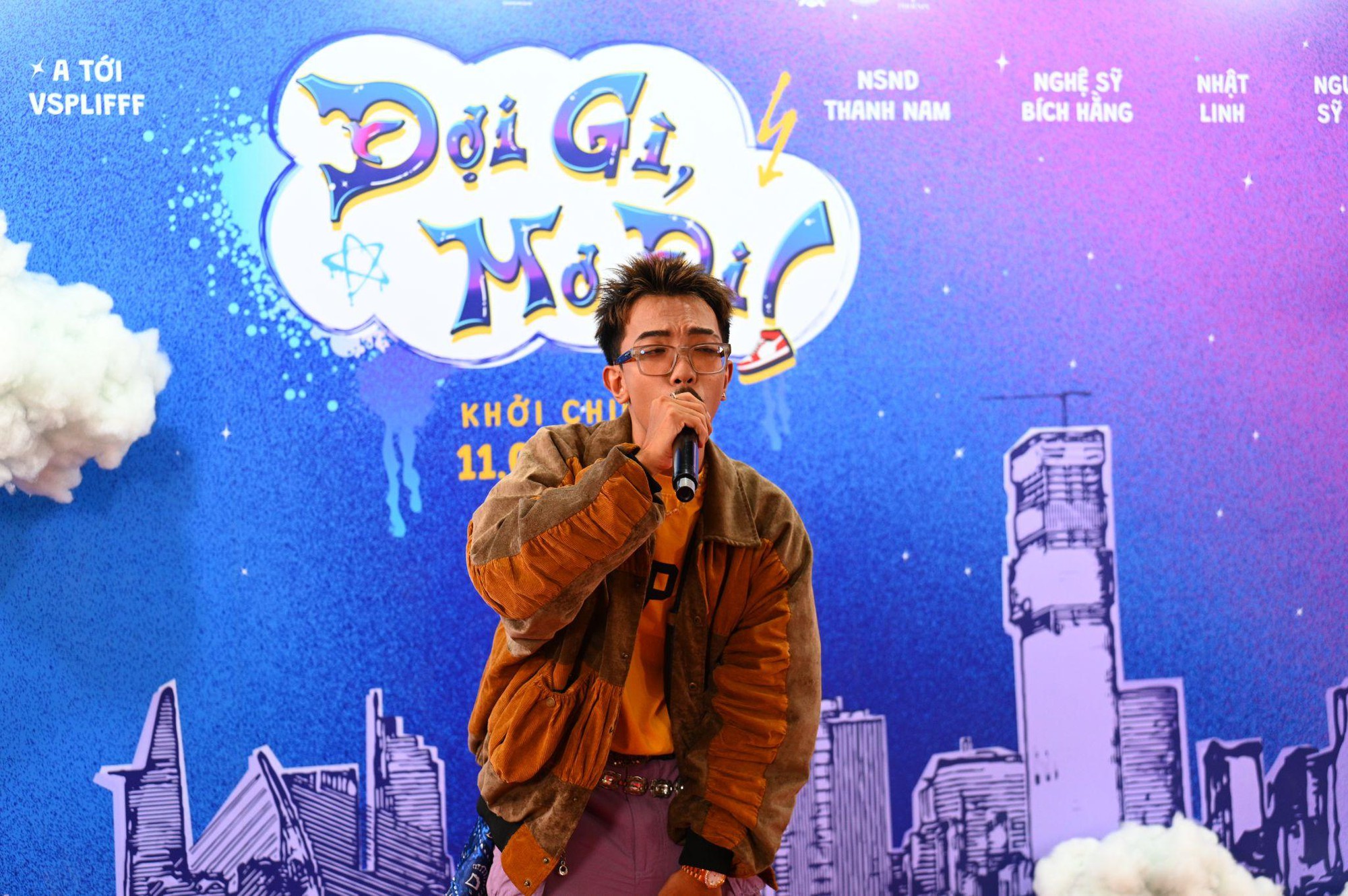 Khán giả và nghệ sĩ tại sự kiện công chiếu phim