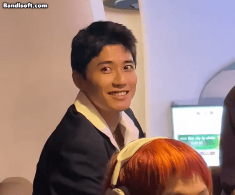 Biểu cảm gượng gạo của Avin Lu Avin Lu có biểu cảm gượng gạo sau khi chào Lan Thy